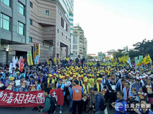 民眾與勞團在上週六聯合發起「我過勞血汗、你功德個屁」，反對勞基法修惡大遊行，來自各領域的工會團體與與民眾集結在北平東路上的民進黨中央黨部。（圖／資料照片）