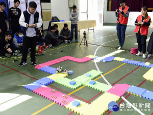 修平辦機器人 賽  林重鎣攝