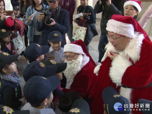 副縣長化身聖誕老人 小小萌警熱鬧登場