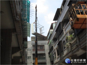 高雄市政府工務局為遏止新違章建築產生，對於市轄內新取得使用執照的建案及搶建中違建，採取嚴查強拆政策。（圖／高雄市政府工務局提供）
