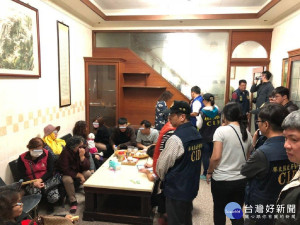 職業大賭場隱身透天宅　屏警一舉破獲逮19人