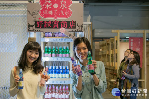 榮泉汽水在展場中陳設了「好誠實商店」，讓觀展民眾可以自行投幣購買新包裝的彈珠汽水。（圖／高雄市政府文化局提供）