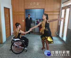 就讀北高的洪語謙(右)曾是個問題少女，在蔡秀慧老師引導學習身障國標後，學業及比賽成績都名列前矛。（記者陳昭宗拍攝）