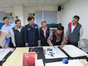 書法家在霧峰分局揮毫。林重鎣攝