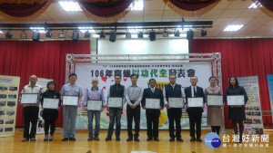 環保局12/28邀請15個社福團體代表共同簽署意向書，宣示107年仍將持續配合以功代金活動。（圖／高雄市政府環保局提供）