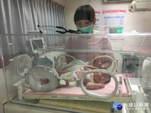 南投醫院接生元旦寶寶醫護人員很高興。（南投醫院提供）