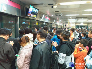 「冬季大眾運輸免費搭」，免費搭乘捷運措施，大幅帶動捷運運量成長。（圖／記者郭文君攝）