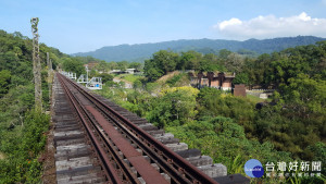 魚藤坪軌道南側眺望龍騰斷橋，景色優美。（記者許素蘭／攝）