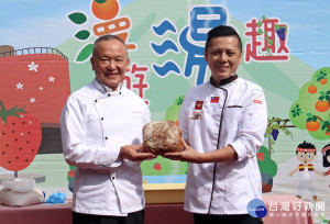 縣長徐耀昌推薦以草莓乾製作的「世界冠軍」麵包。（記者許素蘭／攝）