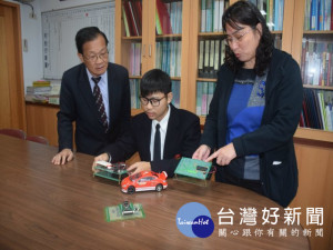 
致用高中電子科學生張宗玄，獲全國電腦輔助電路板設計第一名，同學顏亦漣亦獲得佳作，這項榮譽令全校師生雀躍。（記者陳榮昌攝）