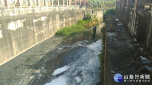 鳳山溪上游工廠經常出現偷排，造成河川污染。（圖／高雄市政府環保局提供）  