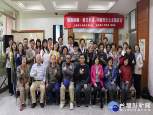 林鳳珠畫展來賓合照。林重鎣攝