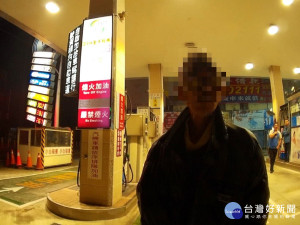 老翁深夜迷途　熱血警不辭辛勞護送返家