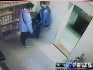 兩男子涉嫌偷香油錢。林重鎣翻攝