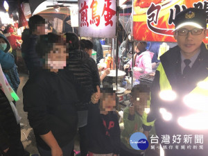 男童跨年會場擠散 暖警變身叫賣哥牽手尋親