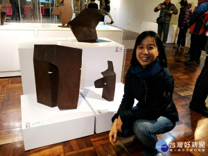 藝術家吳奇娜應台大林管處之邀，1月6日至4月8日止，在溪頭森林生態展示中心，推出「時間囊」鐵雕展。
