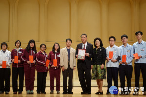 萬心揚愛溫暖人間 優秀青少年獎助學金500名學生受惠