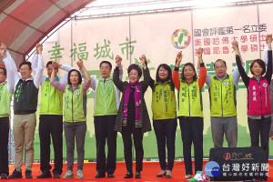 有前副總統呂秀蓮站台，黃偉哲重申將來若主政，會接棒傳承賴市長的治理，配合中央的市政計畫，接棒傳承，全力建設大台南。