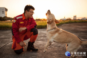 台中搜救犬學成歸來，消防局徵求義消領犬員。