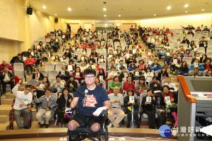 八仙塵爆中存活率只有5%的黃博煒，7日下午在新北市立圖書總館舉行新書發表會。（圖／記者黃村杉攝）