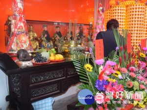  國家三級古蹟大甲文昌宮，刻開始點光明燈，祈待子女成龍成鳳的民眾，為子女登記點光明燈非常踴躍。（記者陳榮昌攝）