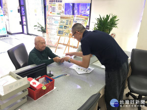 75歲換照免收規費及贈送價值2百元的一卡通電子票證。（圖／記者何沛霖攝）