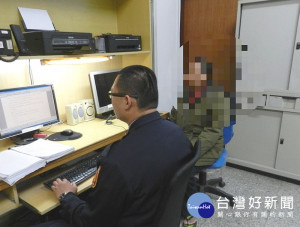 母親不忍兒子沉淪毒品，通報警方將男子帶回法辦，盼其及早遠離毒害。（記者陳昭宗翻攝）