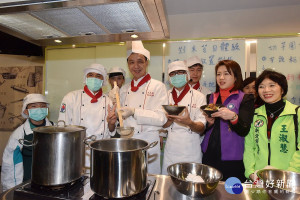 市長朱立倫、議員劉美芳、王淑慧等出席揭牌儀式，並與該校國中部特教學生製作米苔目及芋圓。（圖／記者黃村杉攝）