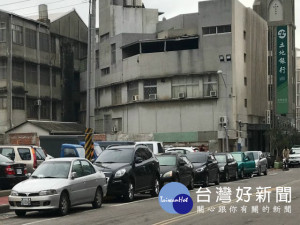 
大甲新建文武停車場硬體工程已竣工，目前免費提供車輛停放，可是駕駛人還任意停放畫有紅線路邊，製造亂源，民眾看不過去的反應警分局取締，懲罰沒道德觀念的駕駛人。（記者陳榮昌攝）