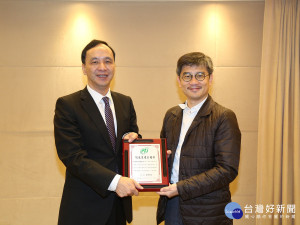 農業局長李玟9日於市會議中將農委會評鑑為優等獎牌呈獻給市長朱立倫。（圖／記者黃村杉攝）