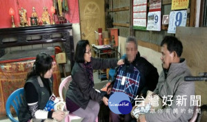 攝氏九度的天氣，寒風冷颼颼，大甲與大安區長率領主會課長、里長，分別展開關懷獨居老人、低收戶及街友，分贈綿被、衣服保暖，祈大家都能安全過這波強冷天氣。（記者陳榮昌攝）