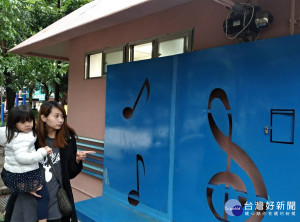 公廁外牆特別以音符為主題，透過石頭噴漆的音符意象，一眼望去，就像是音樂沙龍。（圖／民政局提供）