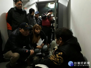 副市長侯友宜、社會局副局長呂春萍、新莊區長李政勳等前往新莊區國民運動中心地下停車場，以及周邊公園關懷街友。（圖／記者黃村杉攝）