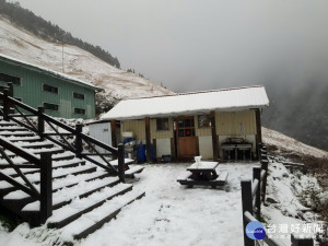 入冬首波寒流來襲三六九山莊積雪雪況。（保七總隊第五大隊提供）