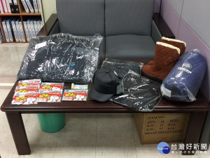 社會及勞動處備有禦寒衣物要送給有需求的街友。（社會及勞動處提供）