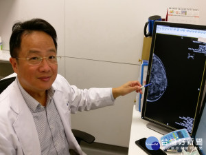 醫師指著乳房硬塊。林重鎣攝