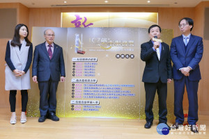 副局長許朝程、藥師公會理事長蘇國欽、藥劑生公會理事長洪裕貴等出席記者會。（圖／記者黃村杉攝）