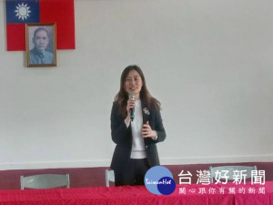 
環境保護局專員柯宏黛任職期間服務事績可圈可點，榮調外埔區長職務，主持佈達的張光瑤副市長勉勵她認真傾聽基層民眾心聲，為區民提供更好的服務。（記者陳榮昌攝）

 


