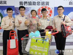 役男自掏腰包陪高奶奶到量販店採買生活用品，還致贈小推車讓高奶奶日後採買更便利。（圖／民政局提供）