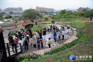 高雄市長陳菊視察雙湖公園。（圖／記者潘姿瑛攝）