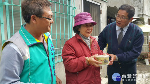 左營區進學里曹順雄里長關心長輩，開辦長輩送餐活動。（圖／記者何沛霖攝）