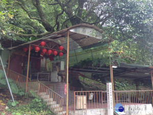 新店民眾替千年九丁榕老樹蓋廟供奉，並稱之為「樹醫公」。（圖／景觀處提供）