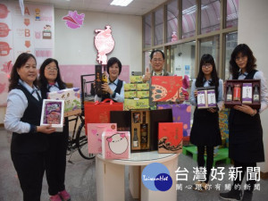 
大安區農會推出大安五寶冠軍農產品拌手禮迎新春，每件產品包裝精細、打造新穎，產品安全優良，消費者吃得安全健康，做伴手禮更顯得尊貴又體面。（記者陳榮昌攝）
