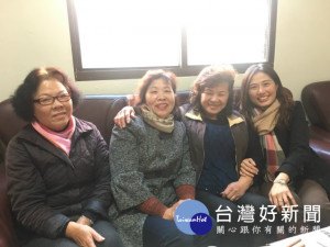 
環保局專員柯宏黛榮調外埔區長（右一），十一日上班首日，快馬加鞭的拜訪十一里里長及機關團體，清新形象談吐文雅，受到里長們的歡迎。（記者陳榮昌攝）
