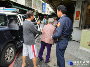 老奶奶外出迷途站路中，熱心警民共同協助返家與家人相聚