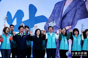 民進黨徵召參選南投縣長候選人洪國浩，13日在南投縣中興新村舉辦首場造勢活動，總統蔡英文到場力挺。