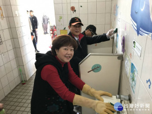 
嘉陽高中十二日舉行歲末大掃除，董事長黃聖文親自帶領校長、各處室主任、全體教師、職員及逾兩千名學生，一起維護校園環境，實際言教身教，貫徹「凡事徹底、謙卑感恩」的精神。（記者陳榮昌攝）