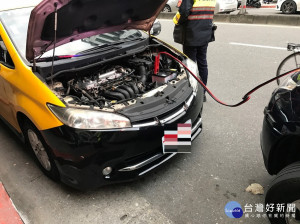 計程車熄火拋錨　暖警即刻救援