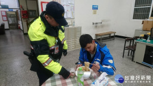 熱心的鍾所長及劉員立即提供熱食及茶水給男子果腹，細心關懷照料安撫情緒。