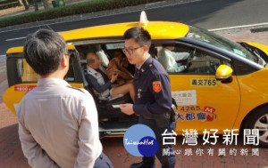 老翁因病住院獨自搭計程車出院迷途，熱心警與司機協助護送返家